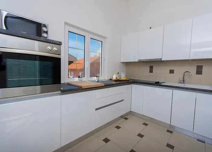 Wisibada Трогір